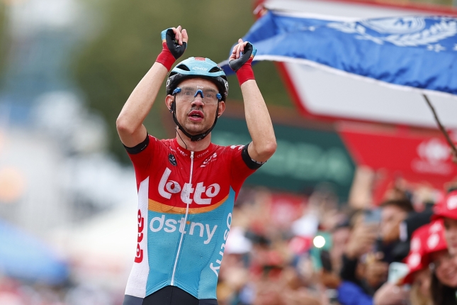 Vuelta: Čas do GC sa započítaval už deväť kilometrov pred cieľom, vyhral Kron, Roglič a Thomas spadli, do červeného dresu sa obliekol Piccolo 