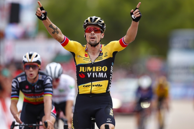 Vuelta: Ôsma etapa korisťou Jumba, vyhral ju Roglič, do červeného sa obliekol Kuss