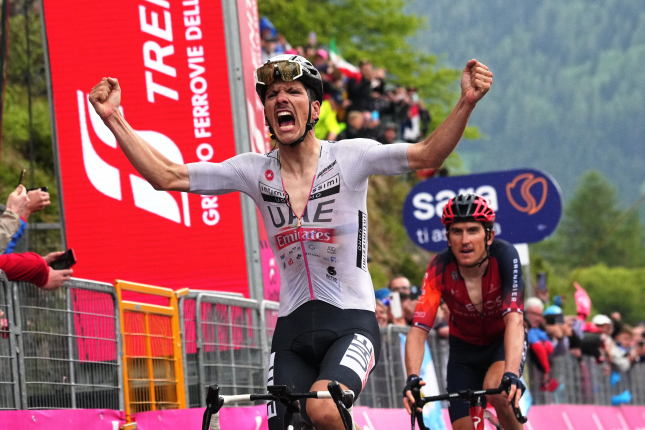 Okolo Švajčiarska: V skrátenej horskej etape dominovali jazdci UAE, Almeida s triumfom, Yates naďalej žltý