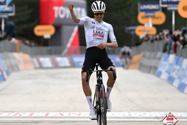 Tirreno - Adriatico: Ayuso na cieľovom stúpaní rozbil balík, berie etapu a oblieka aj modrý dres