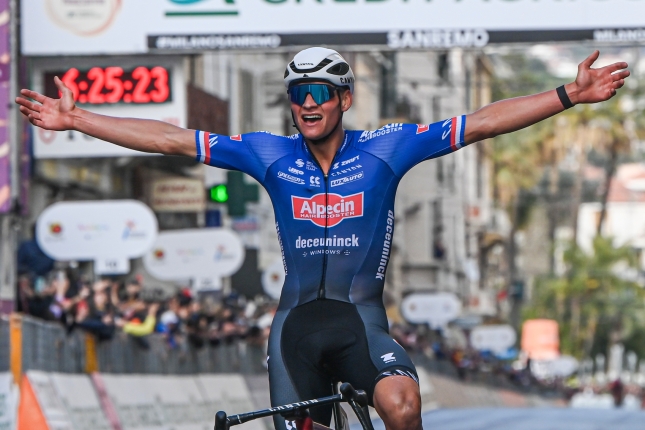 Miláno - San Remo: Van der Poel zaútočil na Poggiu a sólo zvíťazil, na pódiu aj Ganna a Van Aert, Sagan 44.