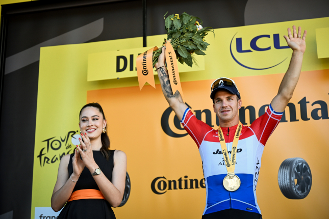 6. etapa Tour: Druhá šprintérska etapa v rade - Dylan Groenewegen víťazí vo fotofiniši. 