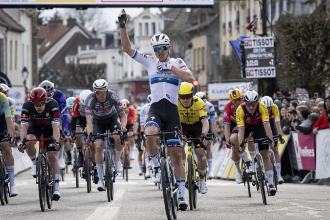 V prvej etape Paríž-Nice triumfoval suverénny Merlier, ani útok Alaphilippa nezmaril šprint