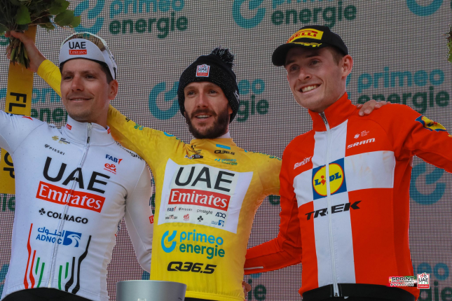 Okolo Švajčiarska skončilo časovkou do vrchu, opäť dominovali jazdci UAE, Yates celkovým víťazom, na pódiu aj Skjelmose